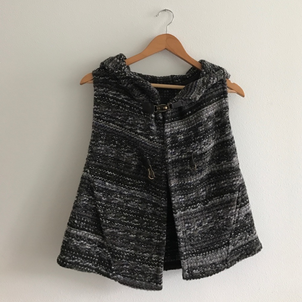 Wool vest from Zara Basic with pockets and a hood