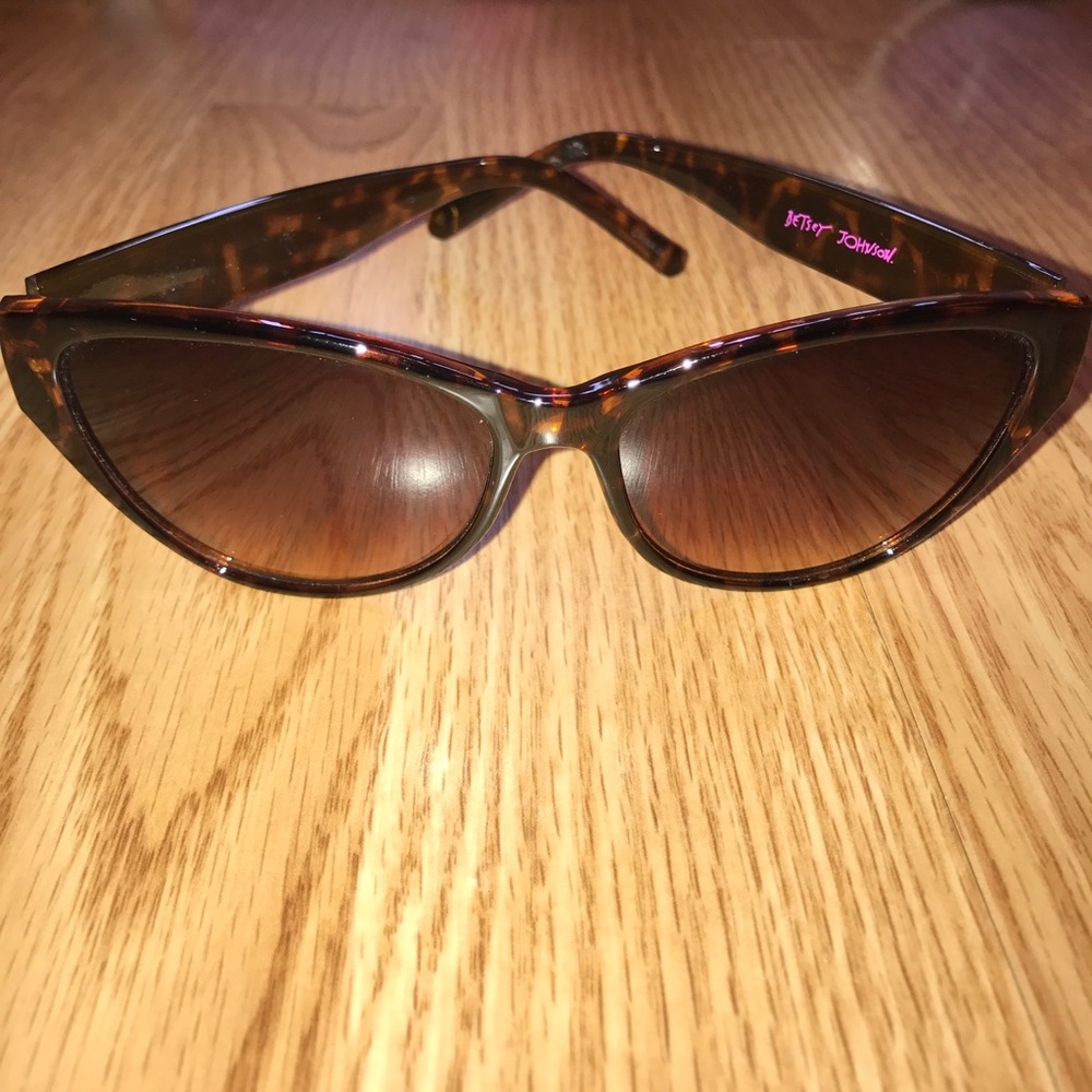 😎 Betsey Johnson sunglasses.