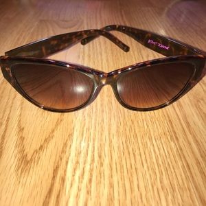 😎 Betsey Johnson sunglasses.