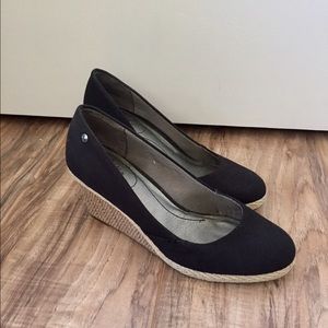 Closed toe wedge