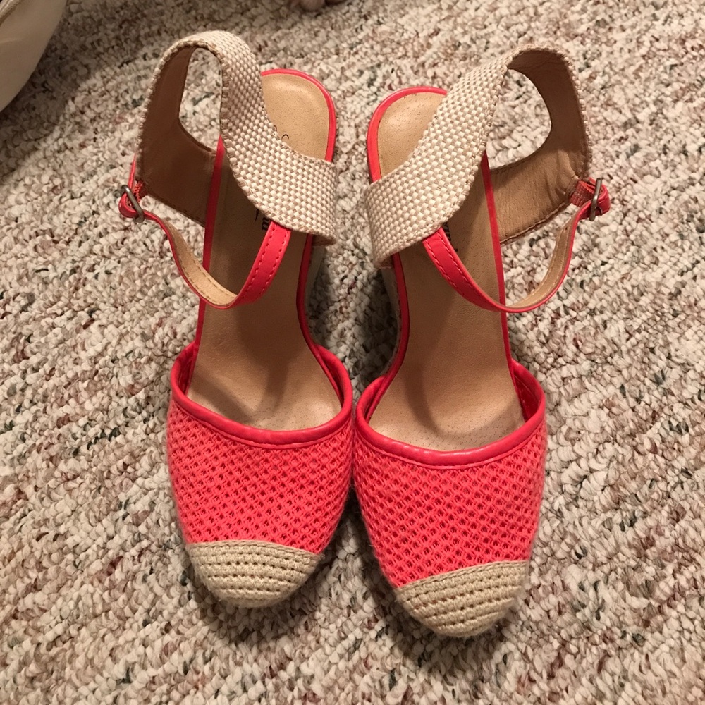 Woven wedged shoe