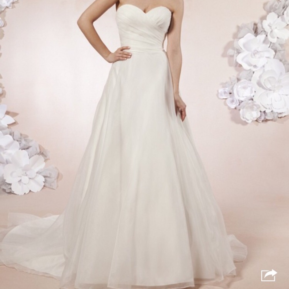 Brand New Organza Ivory Sweetheart Wedding dress!