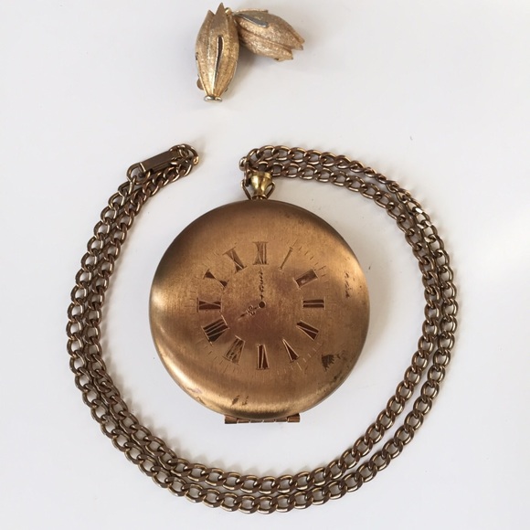 Vintage Jewelry - VINTAGE OVERSIZE LOCKET