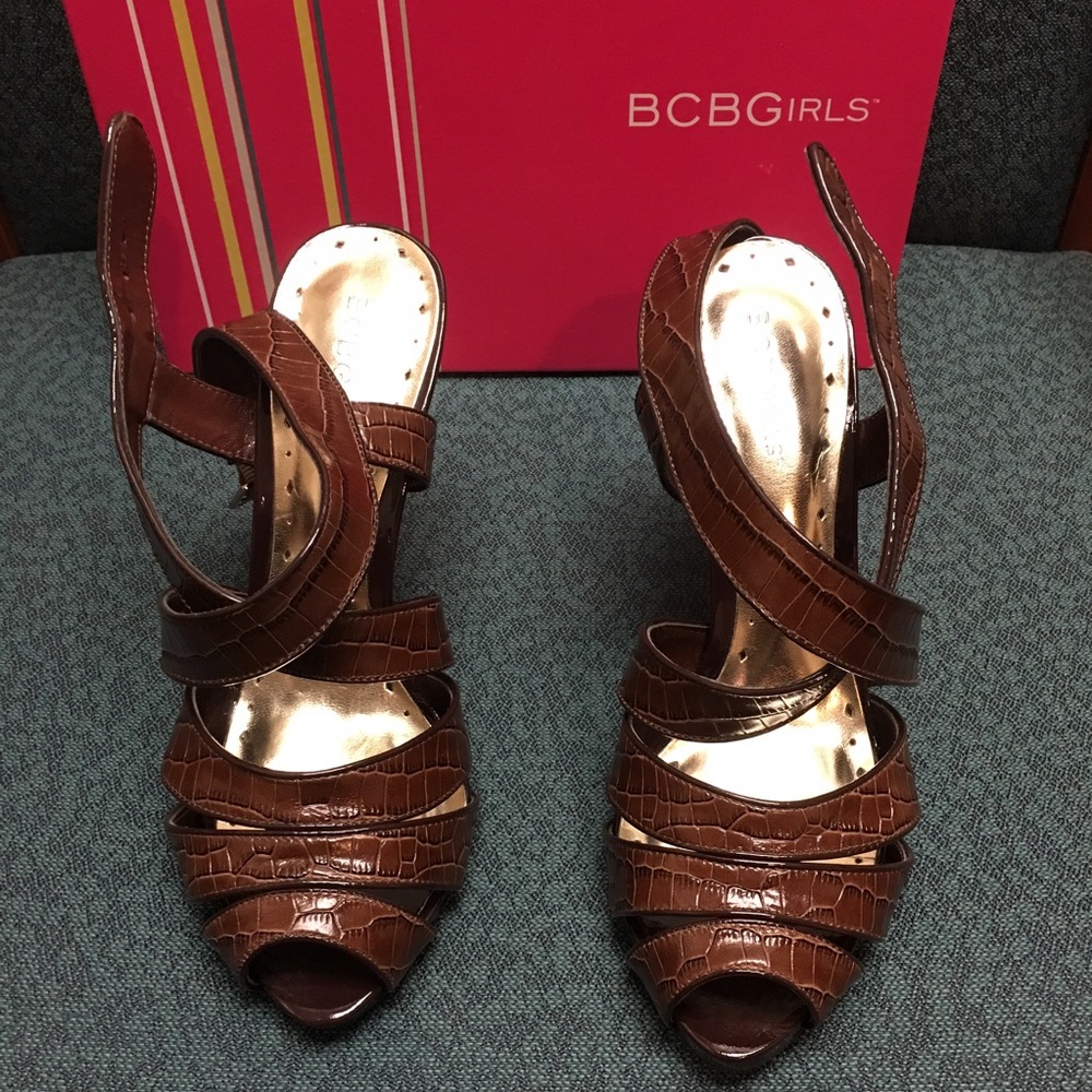 BCBGirls Famous Pump - Picture 3 of 4