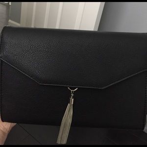 ⭐️NWT- BLACK EXPRESS CLUTCH W/ TASSLE