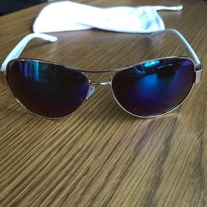 Oscar de la Renta aviator sunglasses
