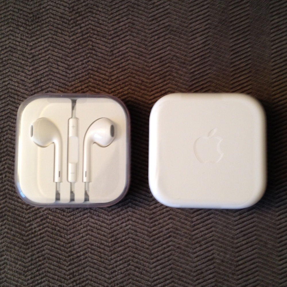 Apple Earbuds - Picture 3 of 3