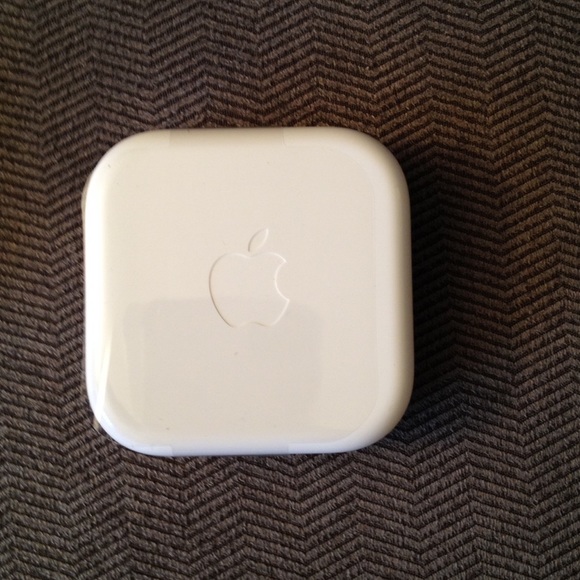 Apple Earbuds - Picture 2 of 3