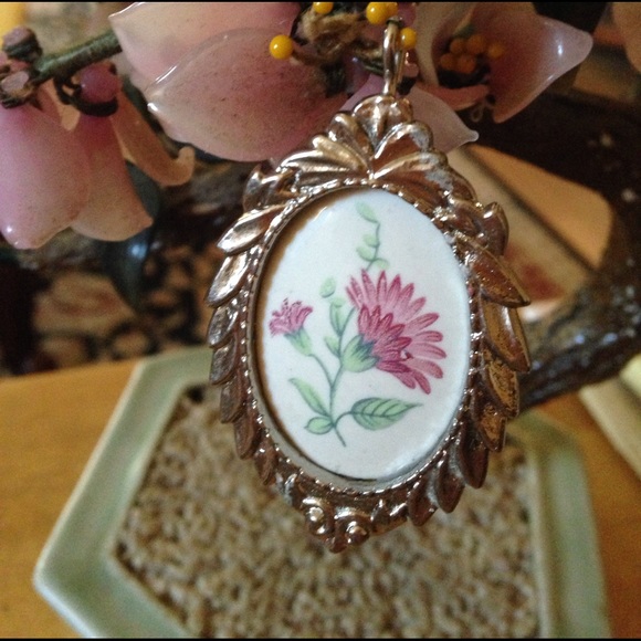 Vintage Jewelry - Vintage porcelain flower pendent