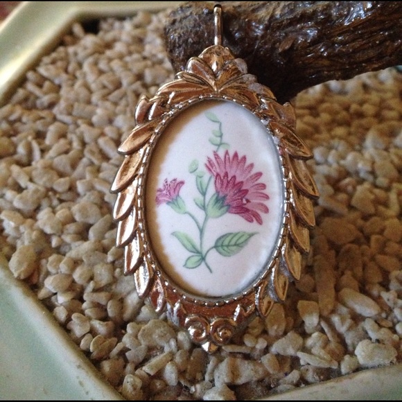 Vintage porcelain flower pendent - Picture 3 of 3