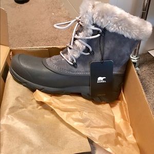 Sorel snow boots.. never been worn!