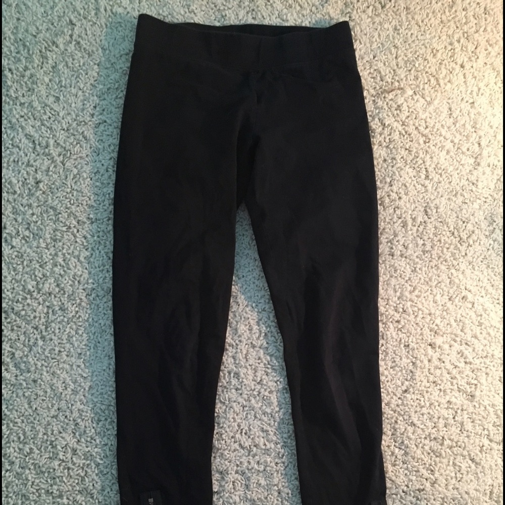 Super cute black leggings!