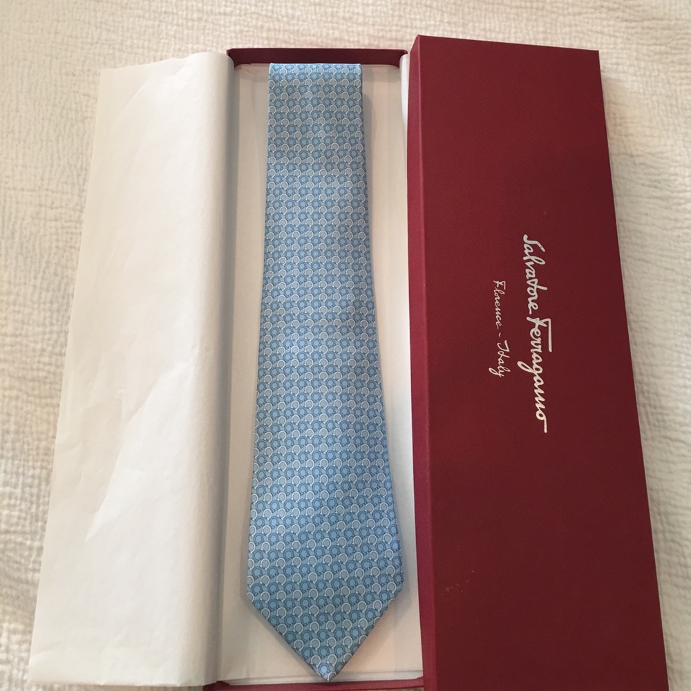 *New in box* 💯 authentic Ferragamo silk tie