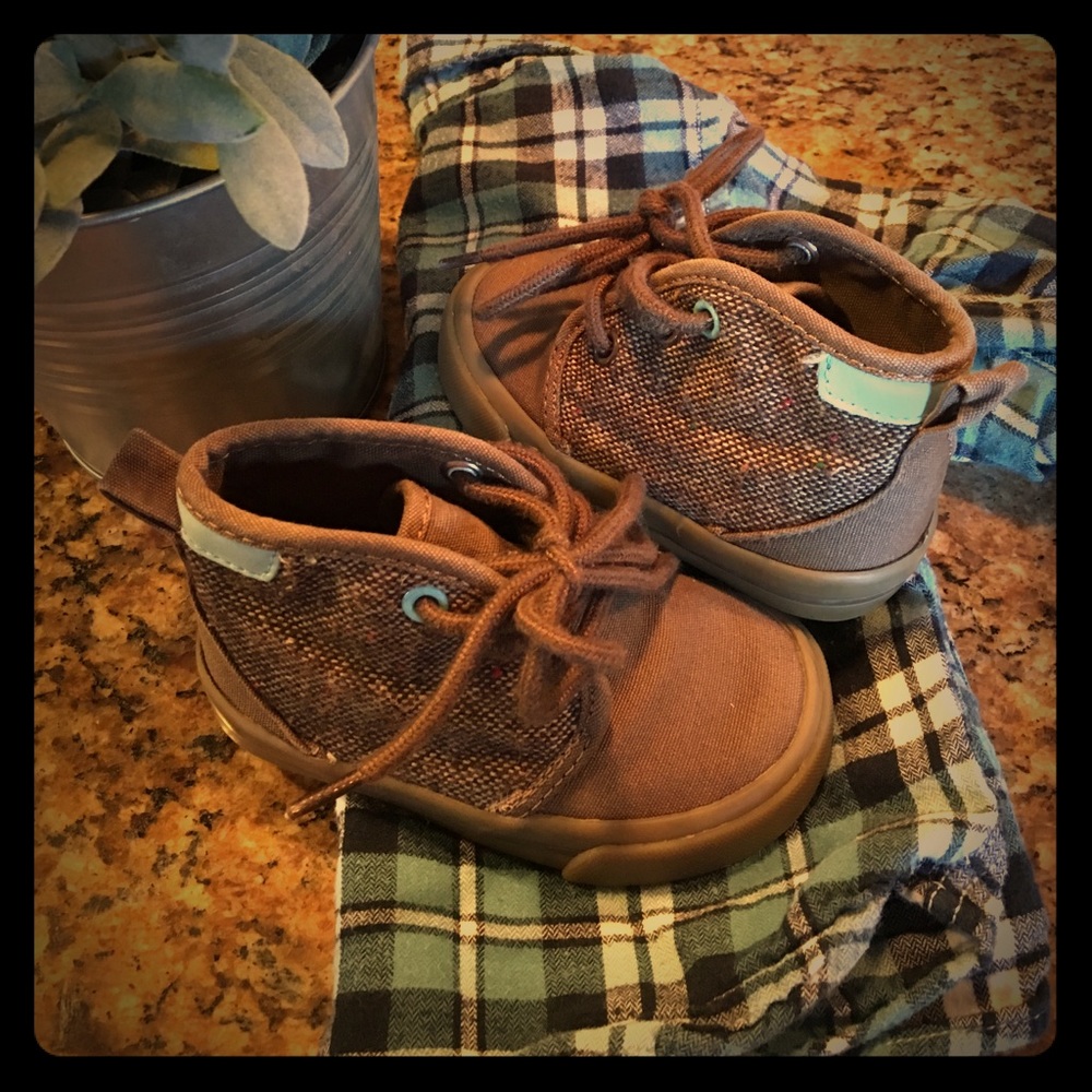 Brown with a pop or light blue.  Toddler 5 EUC