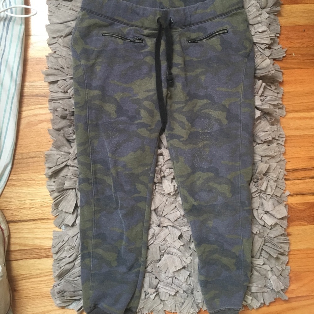 camo AEO sweatpants