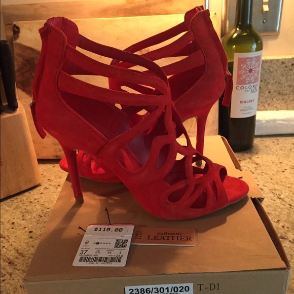 Red suede cut out back zip pumps - Picture 2 of 4