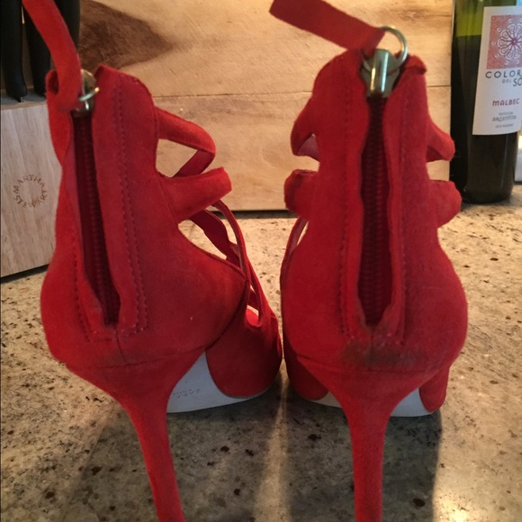 Red suede cut out back zip pumps - Picture 4 of 4