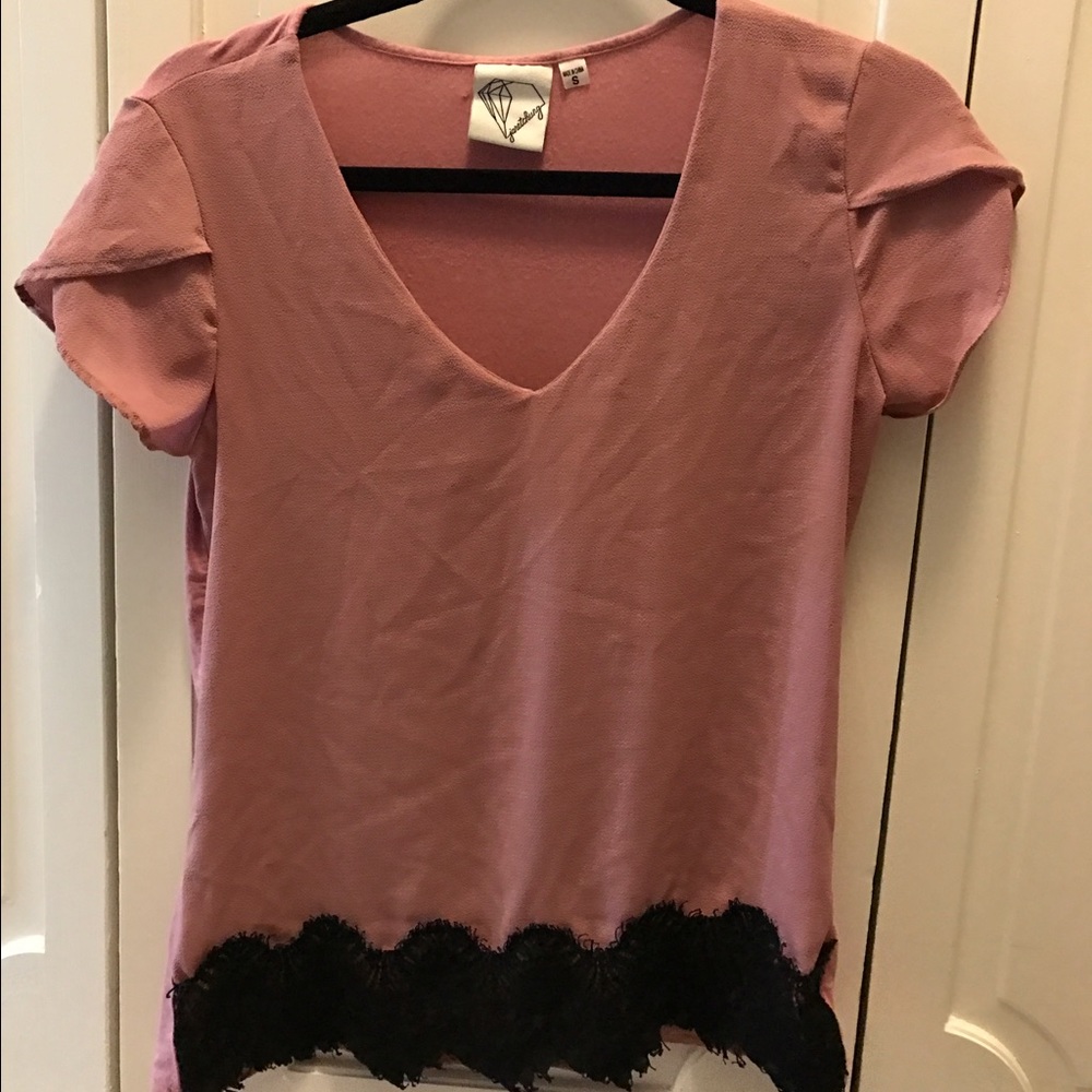 FINAL PRICE DROP. Versatile top