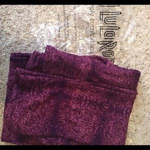 Lularoe OS (onesize) purple tie dye leggings!