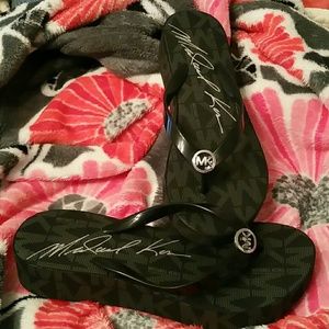 Bedford logo MICHAEL KORS Flip Flops