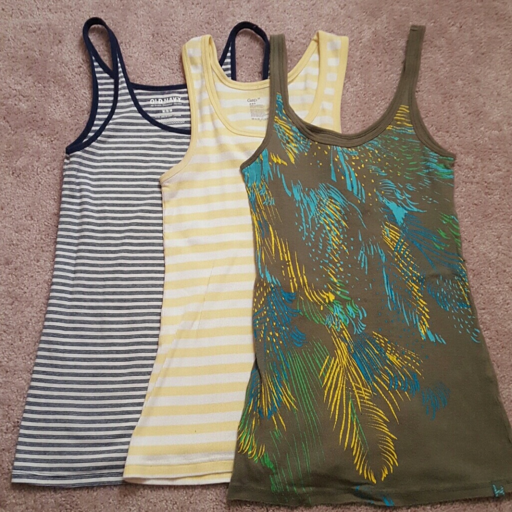 Lot of 3 tank top.