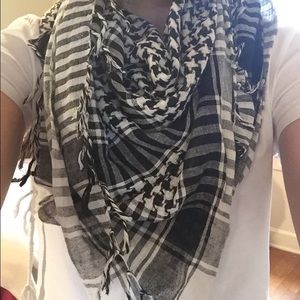 Houndstooth Lightweight Scarf