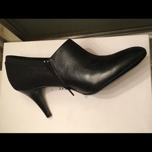 NEW Beautiful High Heeled Booties w/ Snake Detail