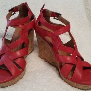 Red platform wedge