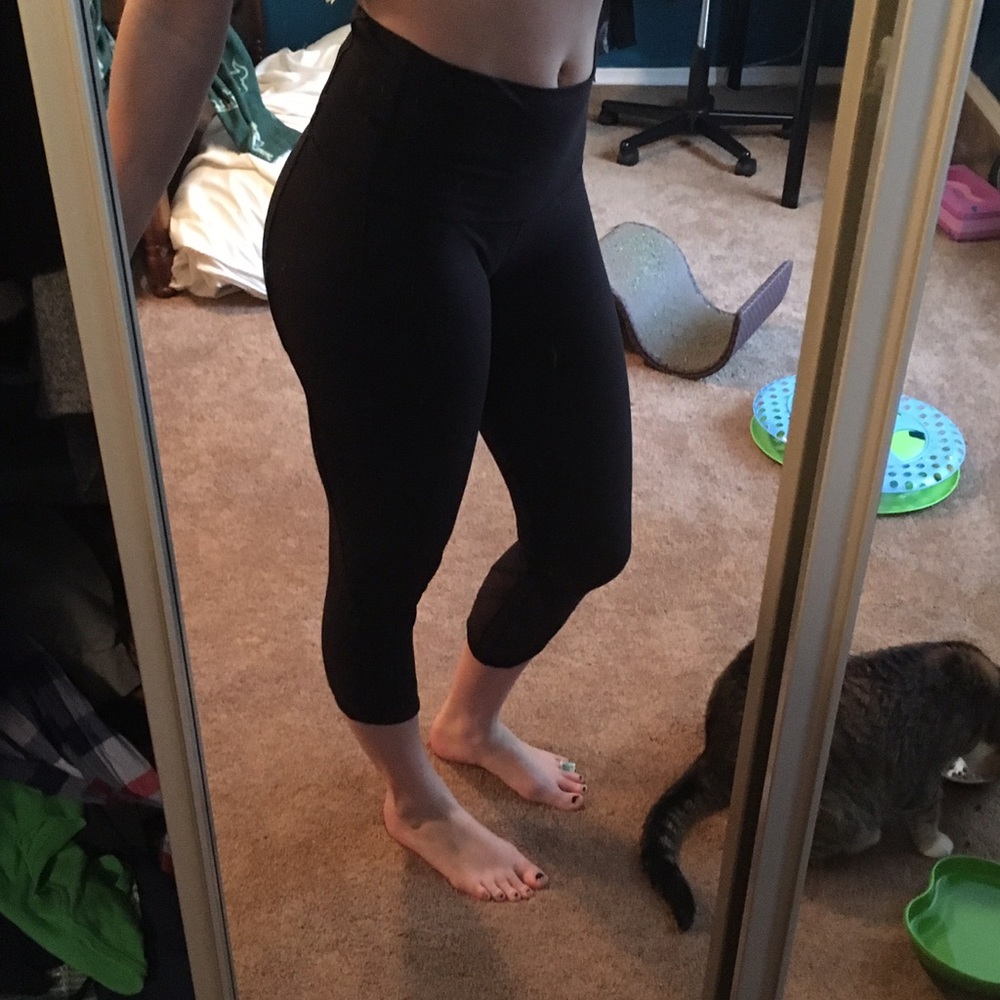 Lululemon crop leggings with booty contour
