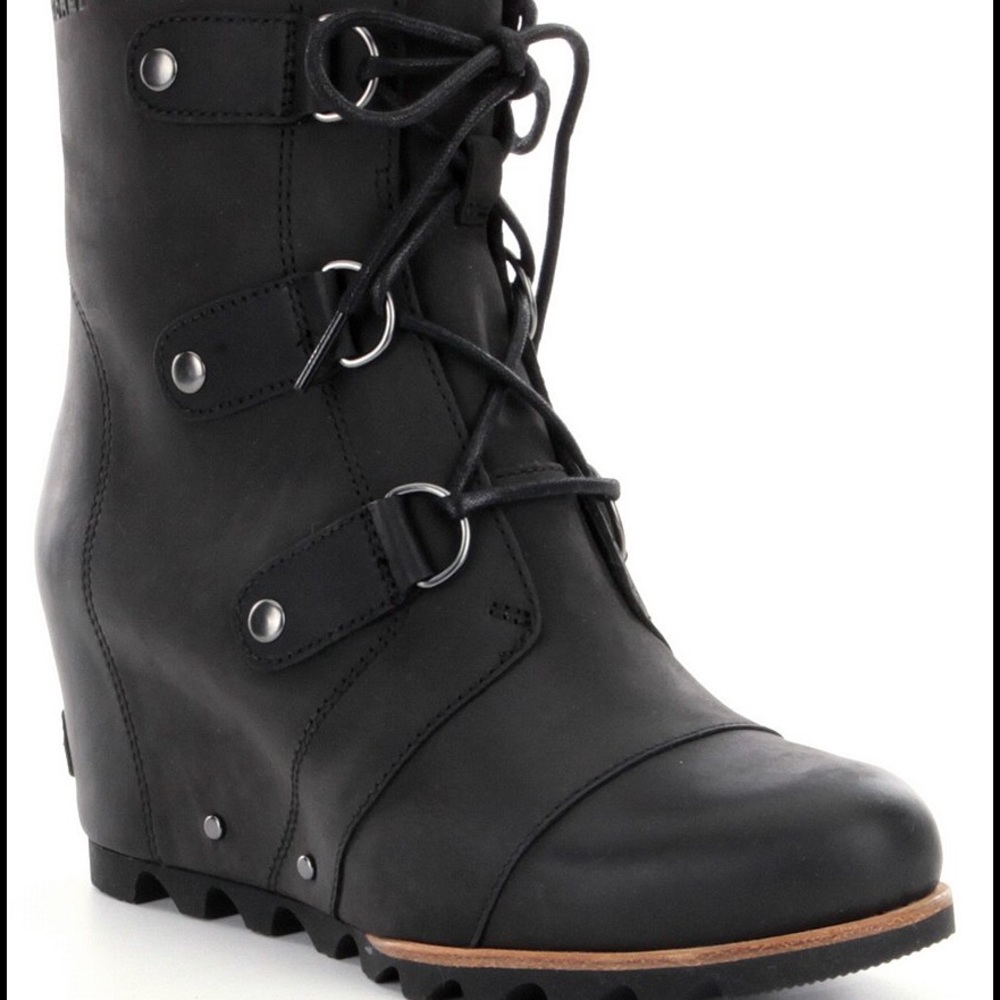 WOMEN’S JOAN OF ARCTIC WEDGE MID BOOT - Size 8.5