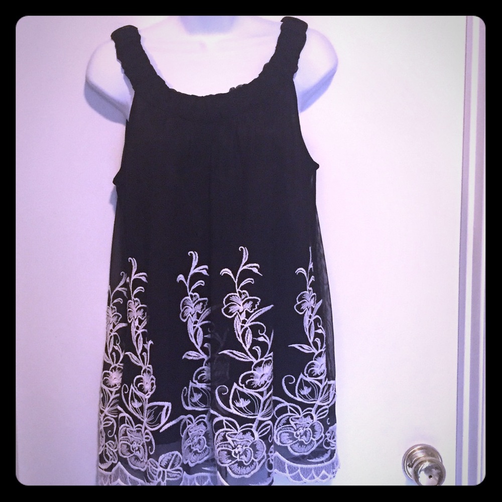 Gorgeous Black and White Lacey tunic from Alfani - Picture 1 of 5