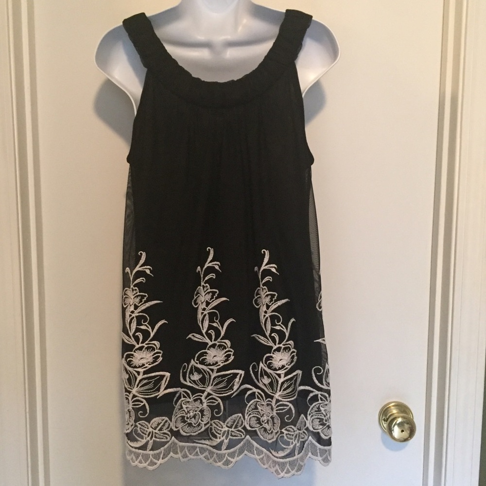 Gorgeous Black and White Lacey tunic from Alfani - Picture 3 of 5