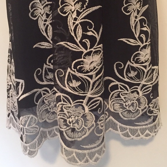 Gorgeous Black and White Lacey tunic from Alfani - Picture 2 of 5