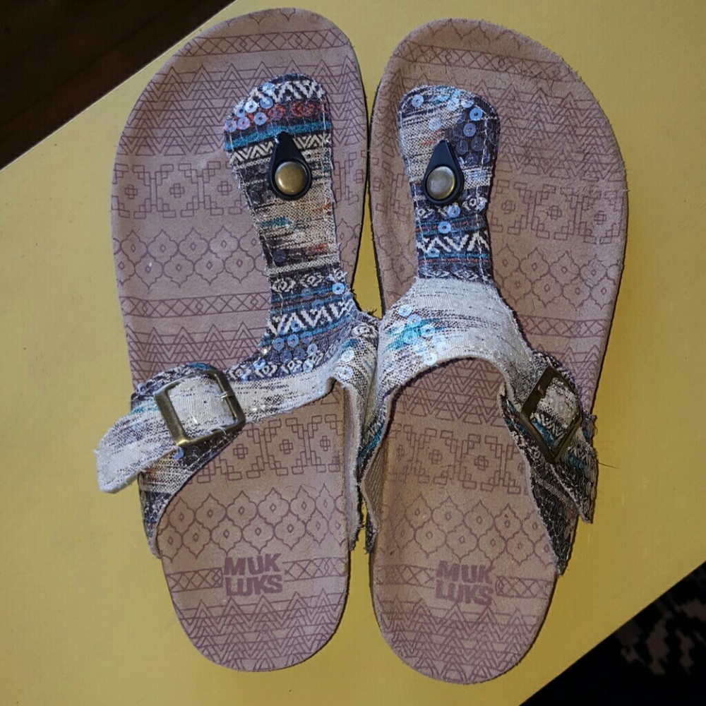 Mukluks flip flops