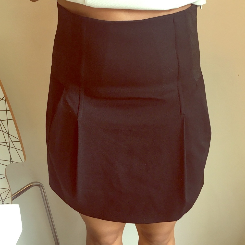 Mini black skirt Elizabeth and James size 4