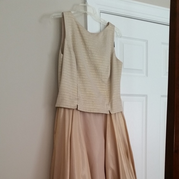 Gold formal gown - Picture 2 of 7