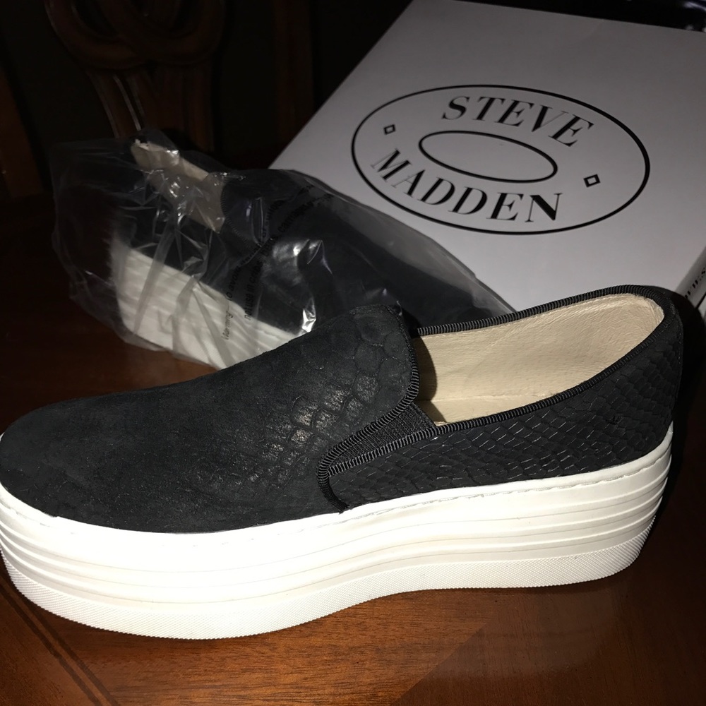Never worn, Steve Madden slip on platforms