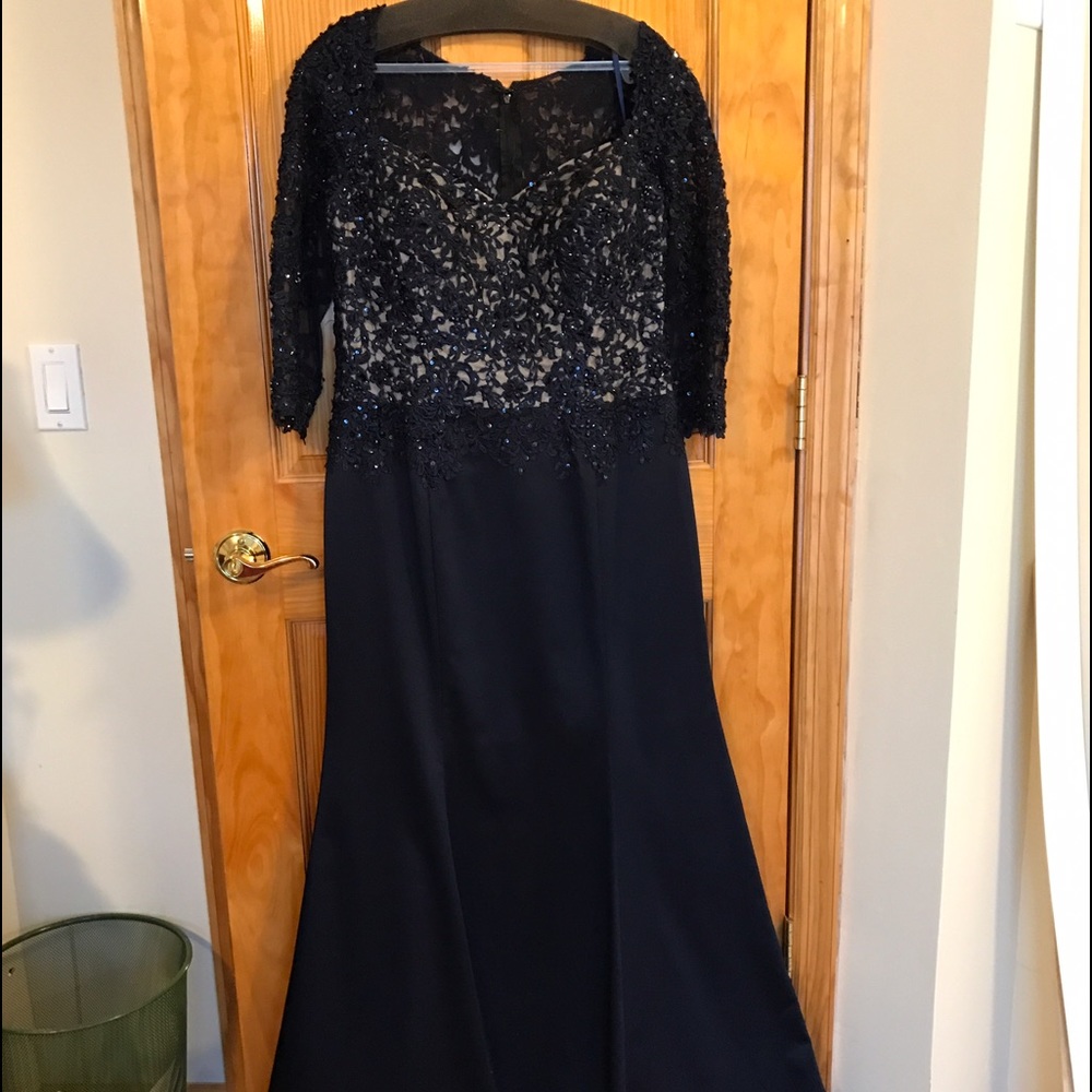 Navy La Femme floor length gown