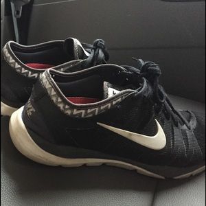 women's nike black tennis shoes size 10