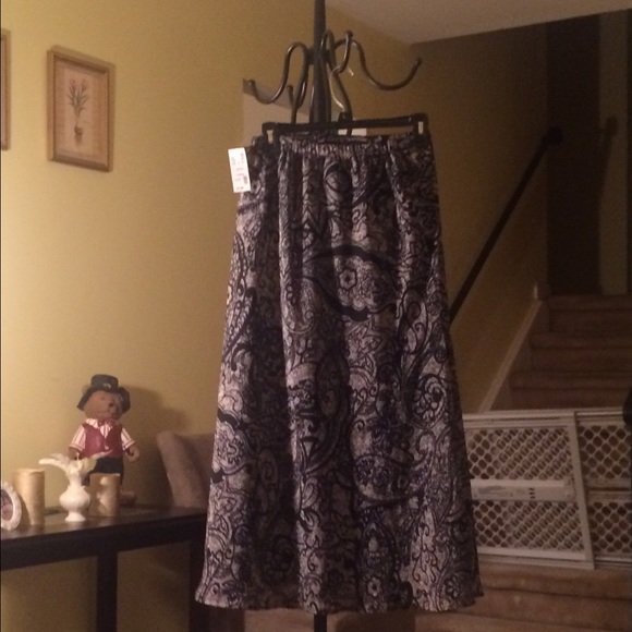 Avenue Dresses & Skirts - Avenue Black and white swirl skirt