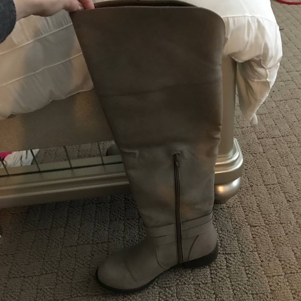 Tan boots - Picture 2 of 3