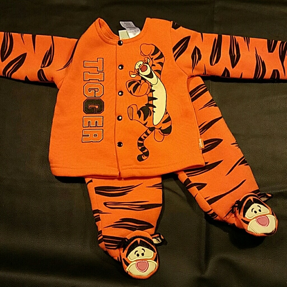 Tigger outfit size 3 to 6 month