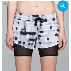 NWT Lululemon hot to street shorts 12