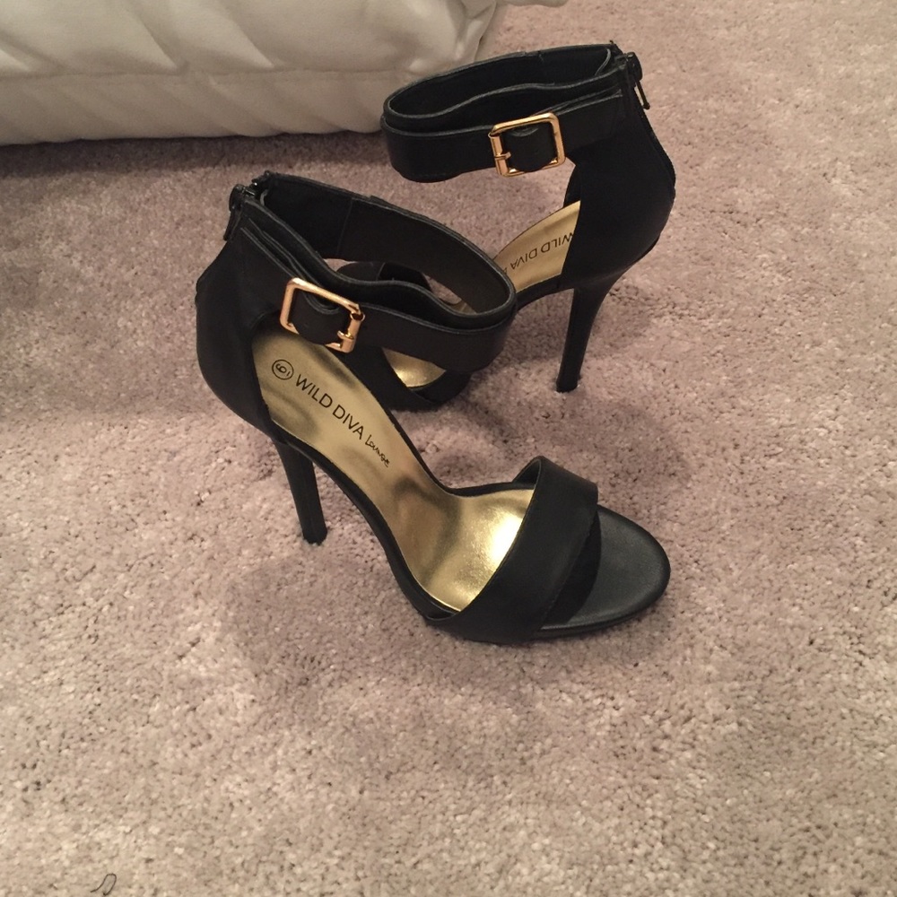 Size 6 black sandals
