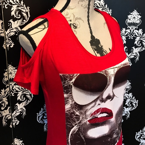 🍀 NWT! Red 💋 Stylish Shoulder shirt! - Picture 2 of 5