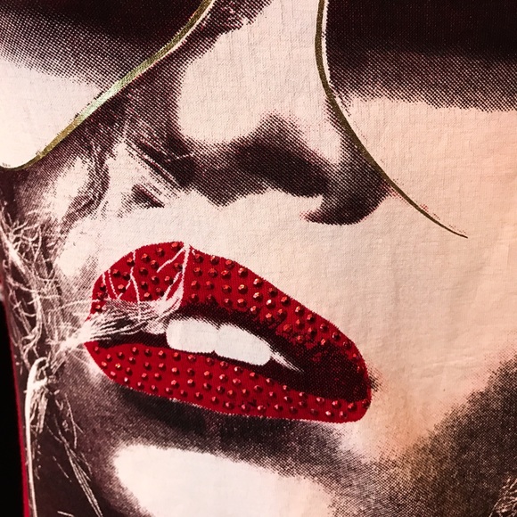 🍀 NWT! Red 💋 Stylish Shoulder shirt! - Picture 3 of 5