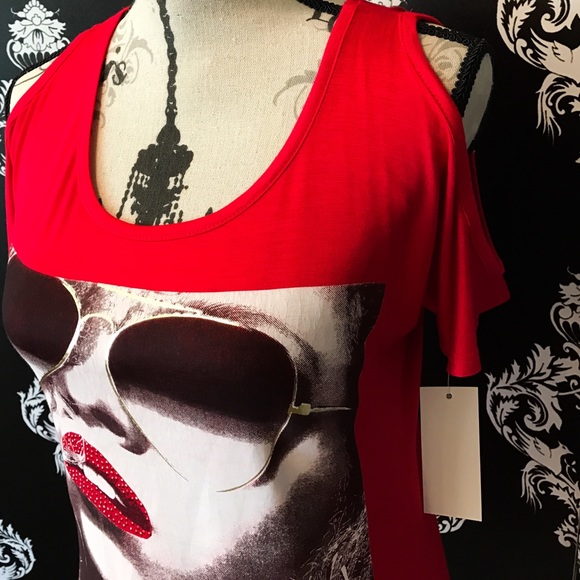 🍀 NWT! Red 💋 Stylish Shoulder shirt! - Picture 4 of 5