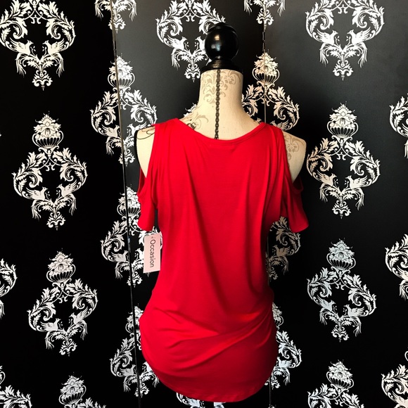 🍀 NWT! Red 💋 Stylish Shoulder shirt! - Picture 5 of 5