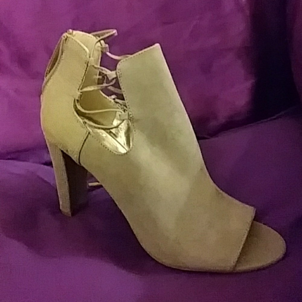 Two tone textured heels