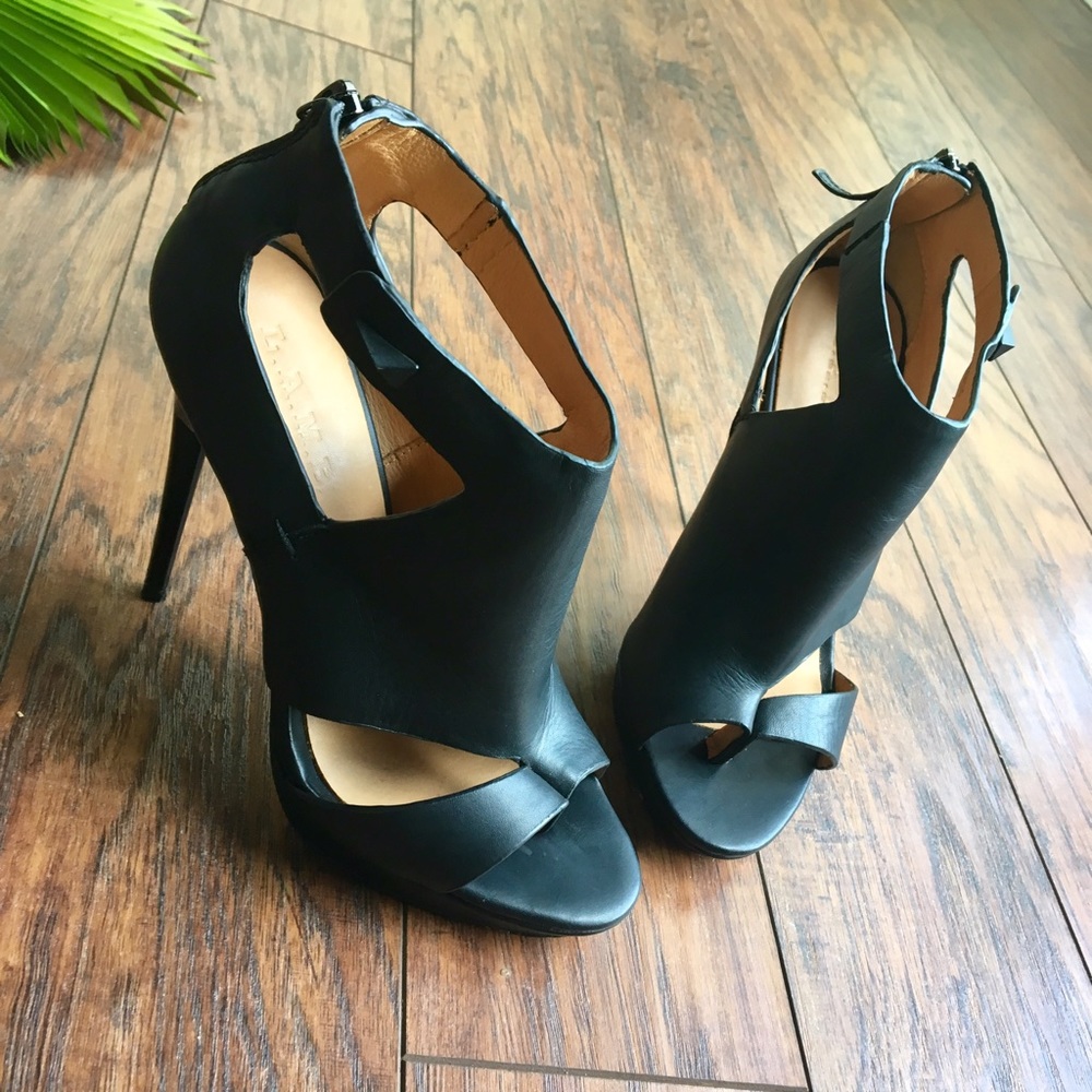 💘 Amazing Leather Booties • EUC! • L.A.M.B.